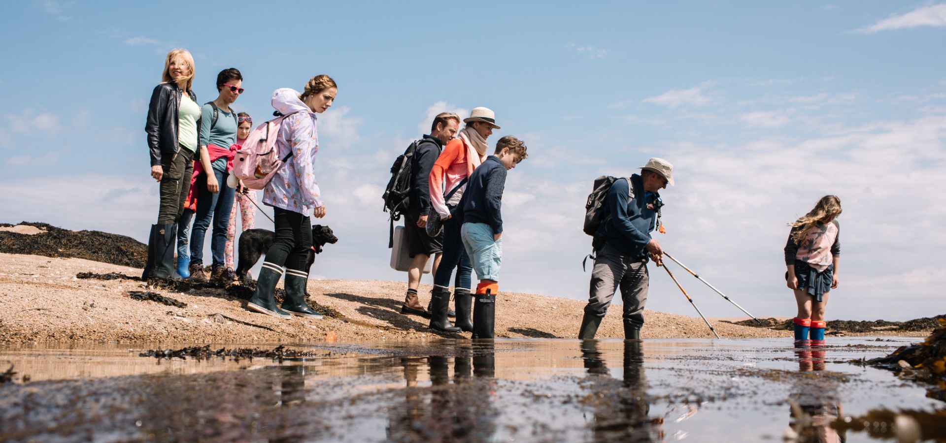 groupe à la pêche à pied dans la baie de Grouville