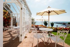 Al fresco dining with champagne views