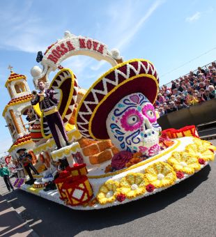 Large floral float with blue skies behind