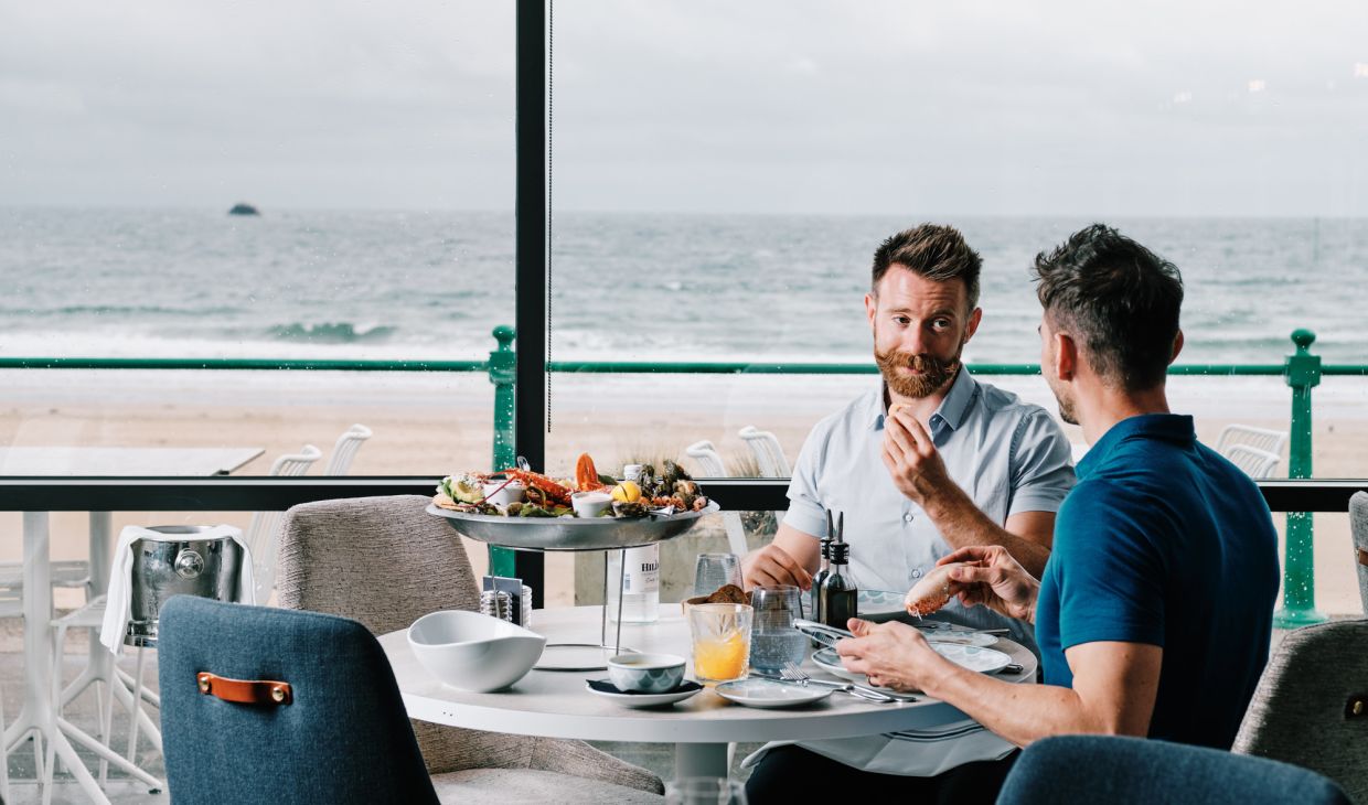 couple dégustant des fruits de mer
