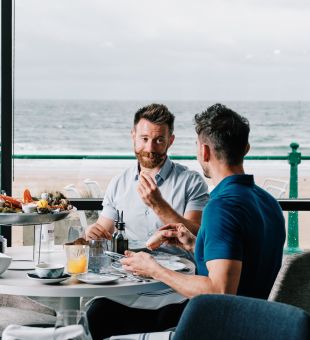 couple dégustant des fruits de mer