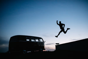 camping car au coucher du soleil