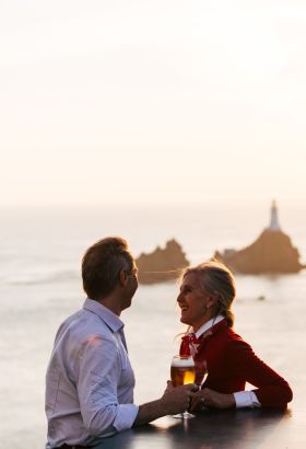 Couple au pub de Corbière buvant une bière locale
