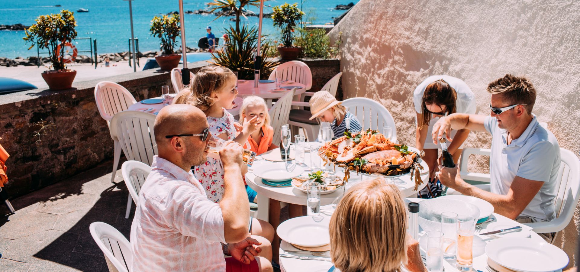 Déjeuner en famille en terrasse
