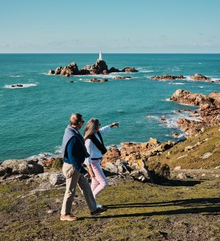 chemins dans les falaises à Corbière