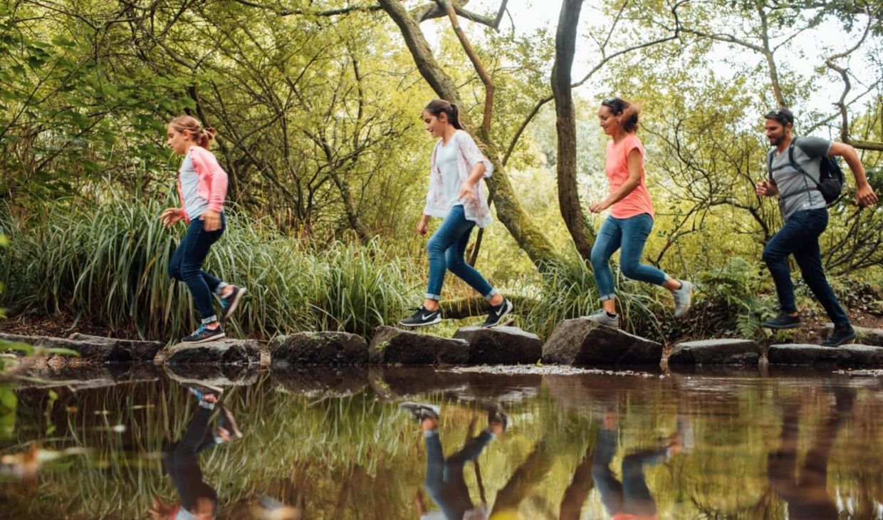 Famille marchant dans les bois