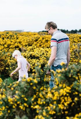 famille en randonnée à travers champs