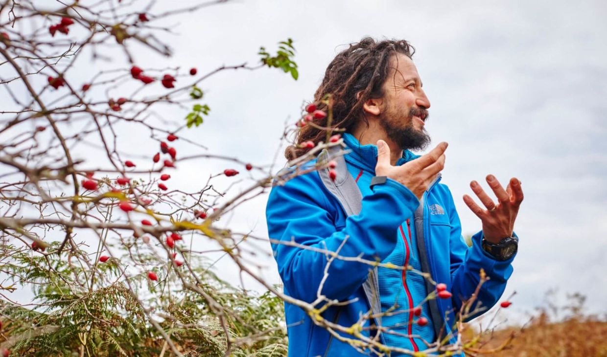 Man talking about foraging