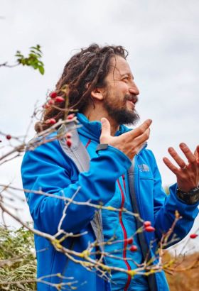 Man talking about foraging