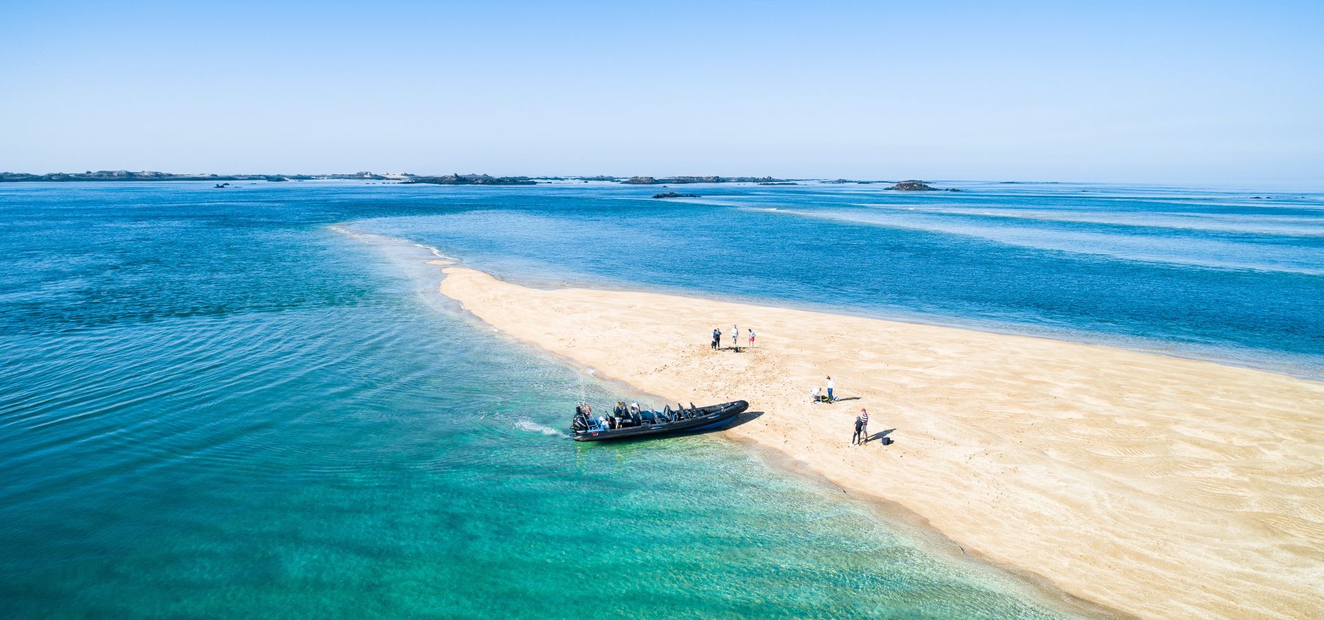 Zodiac sur banc de sable aux Minquiers