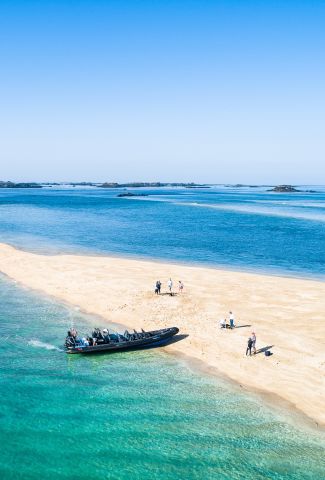 Zodiac sur banc de sable aux Minquiers