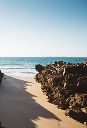 Cave sur la plage de Plémont