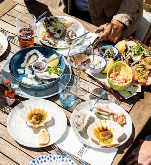 People eating seafood at SeymourInn