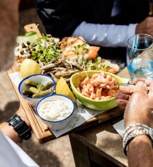 Man putting food onto a spoon