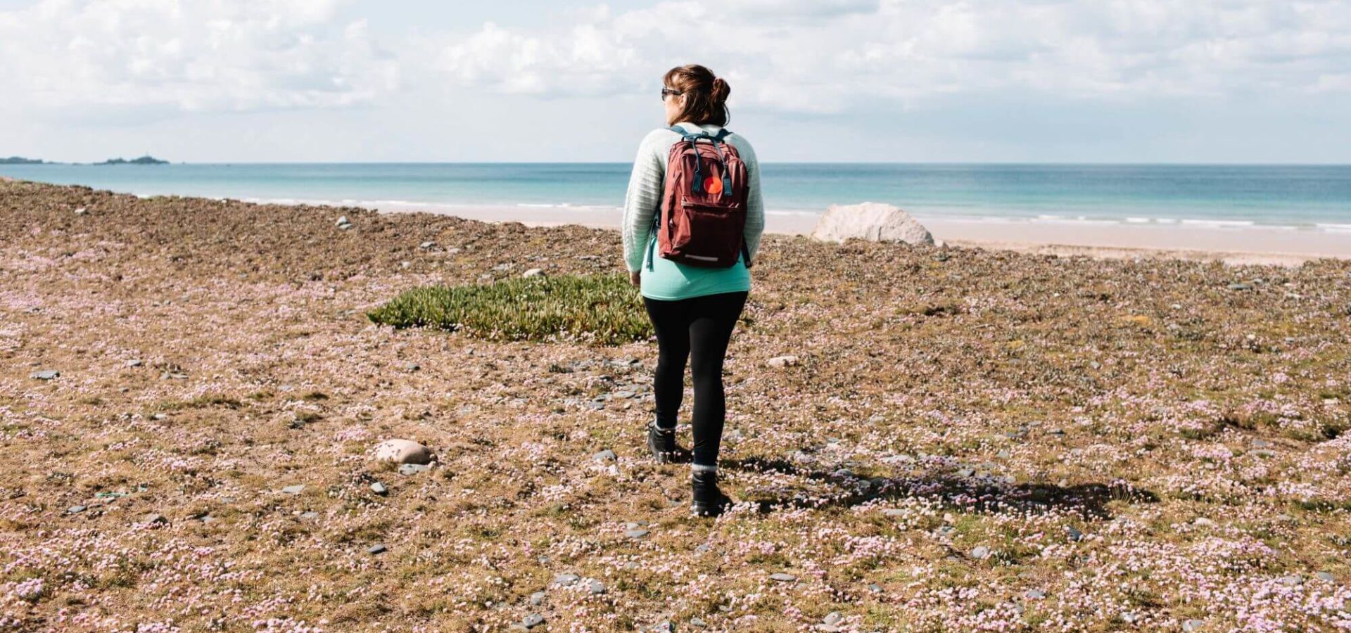 Femme en randonnée côtière