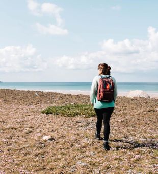 Femme en randonnée côtière